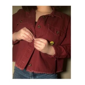 Red cropped denim jacket 🚩🏁

Size small💲

Good condition super comfy